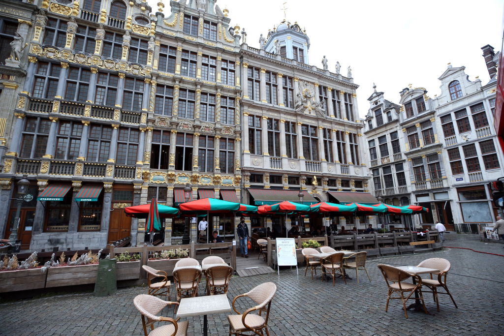 Een leeg terras in Brussel