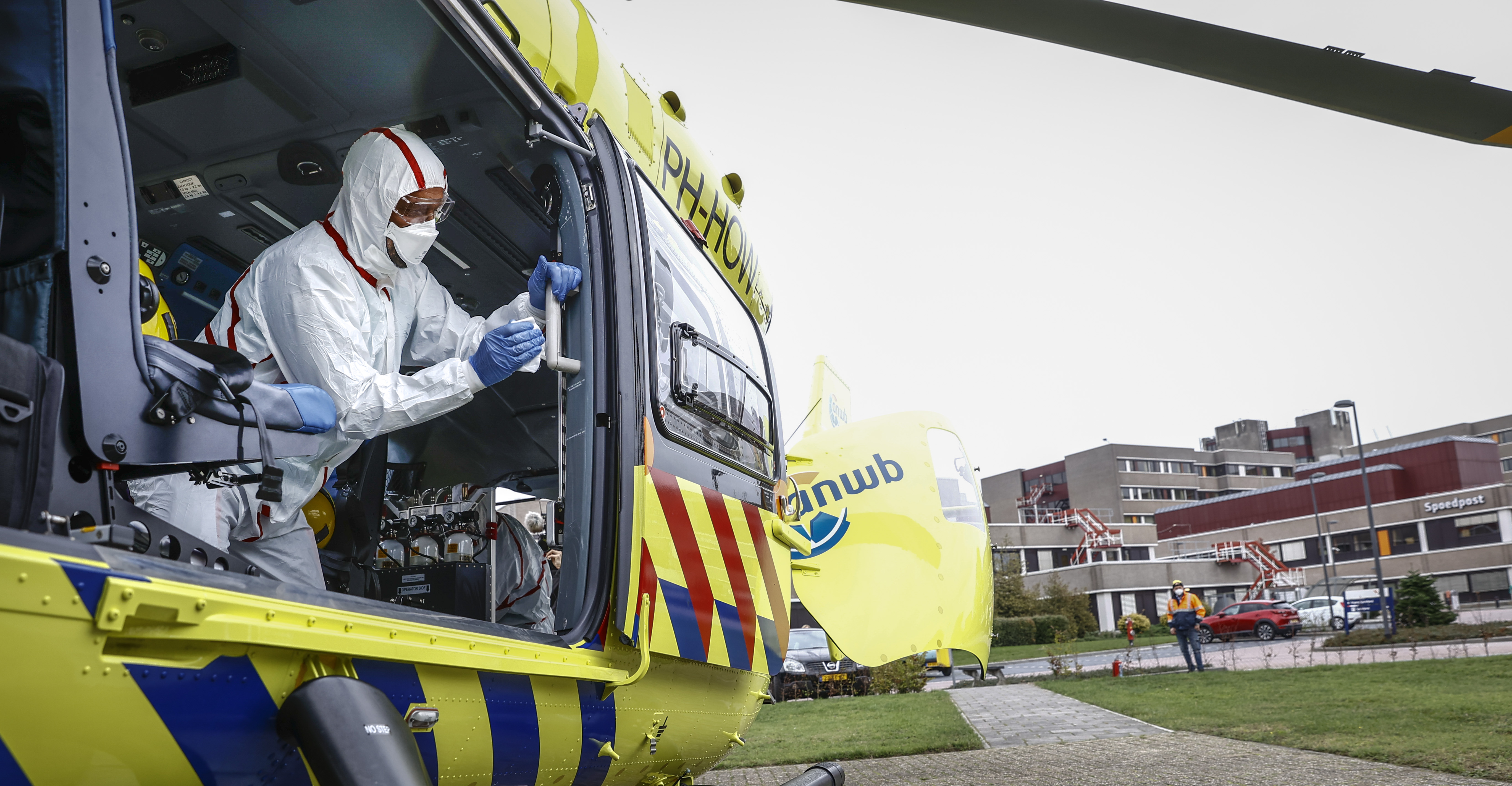 Een foto van een helikopter die patiënten met corona naar Duitsland kan vliegen