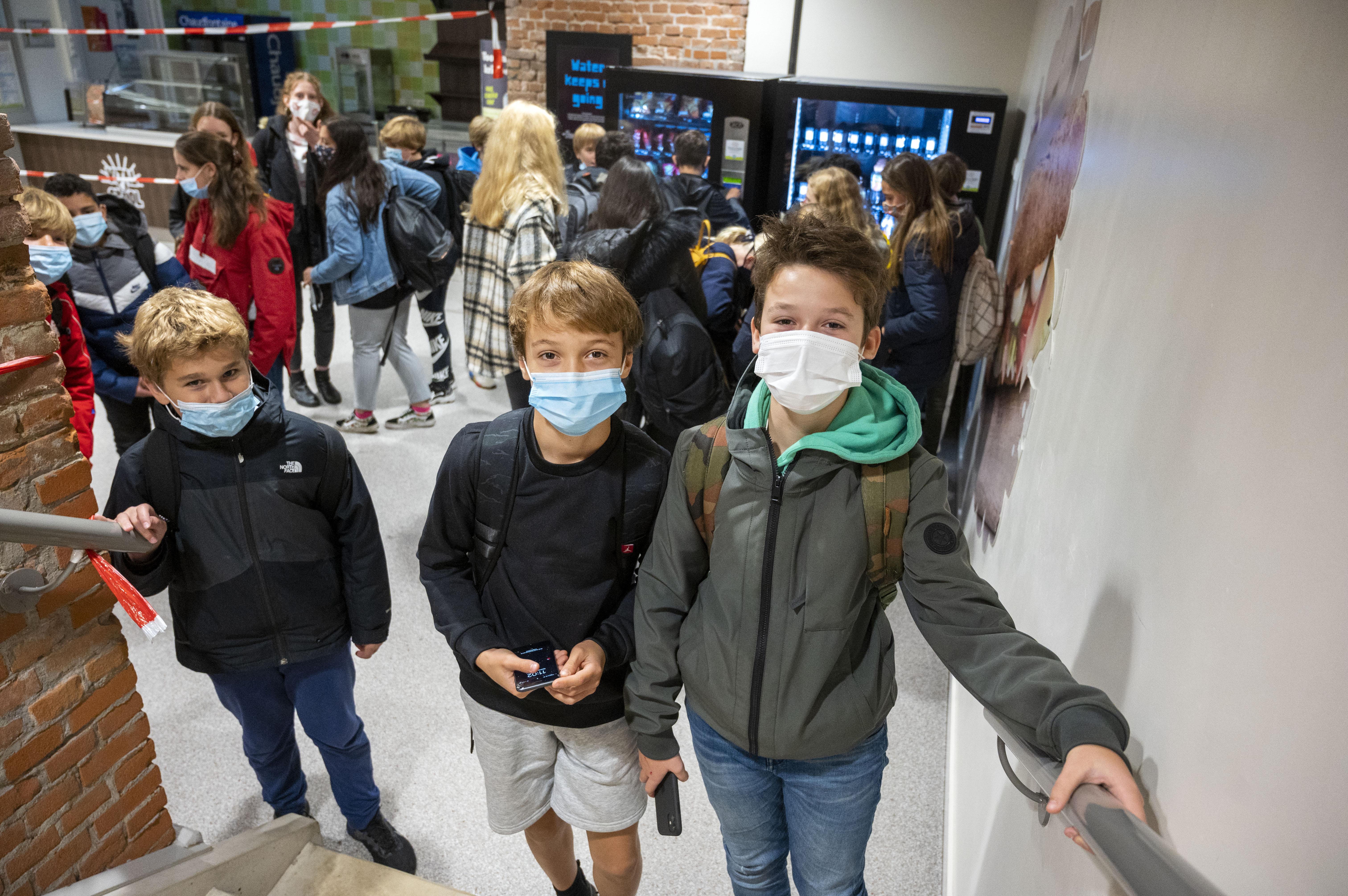 Een foto van schoolkinderen die mondkapjes dragen tegen coronabesmettingen