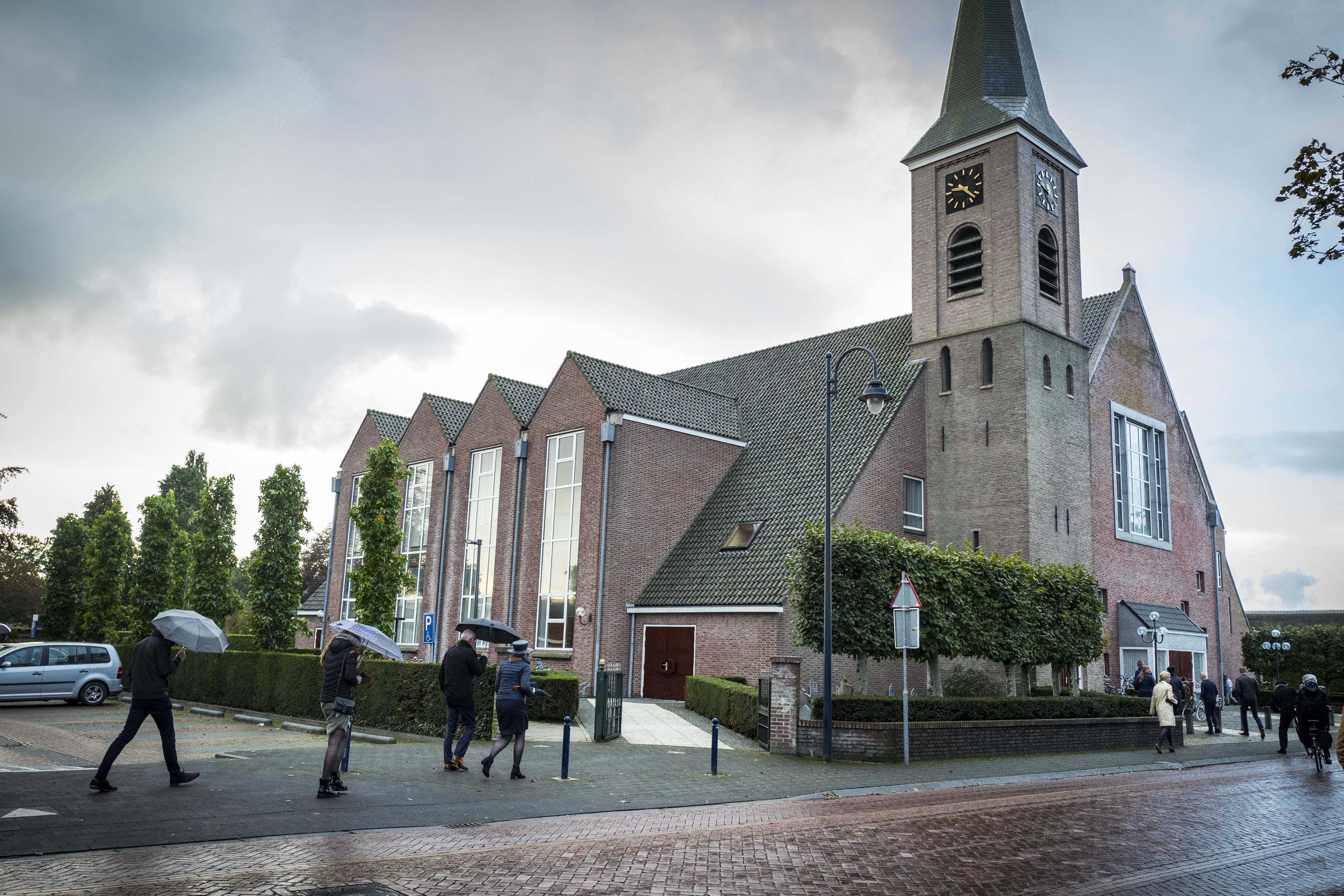 Een foto van de kerk in Staphorst waar vandaag veel minder mensen naar de dienst gaan dan vorige week