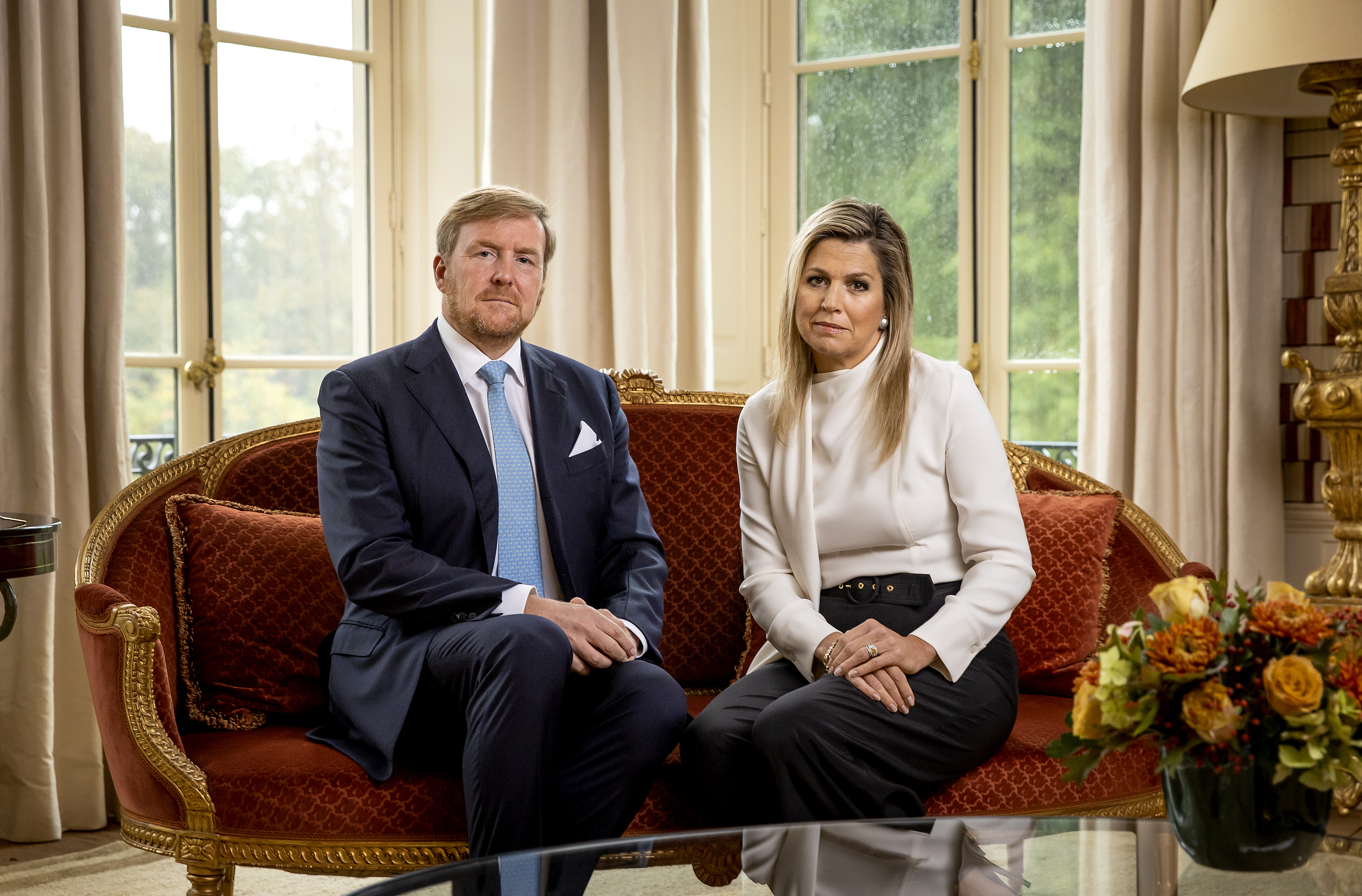 Een foto van koning Willem-Alexander en Máxima tijdens de videotoespraak