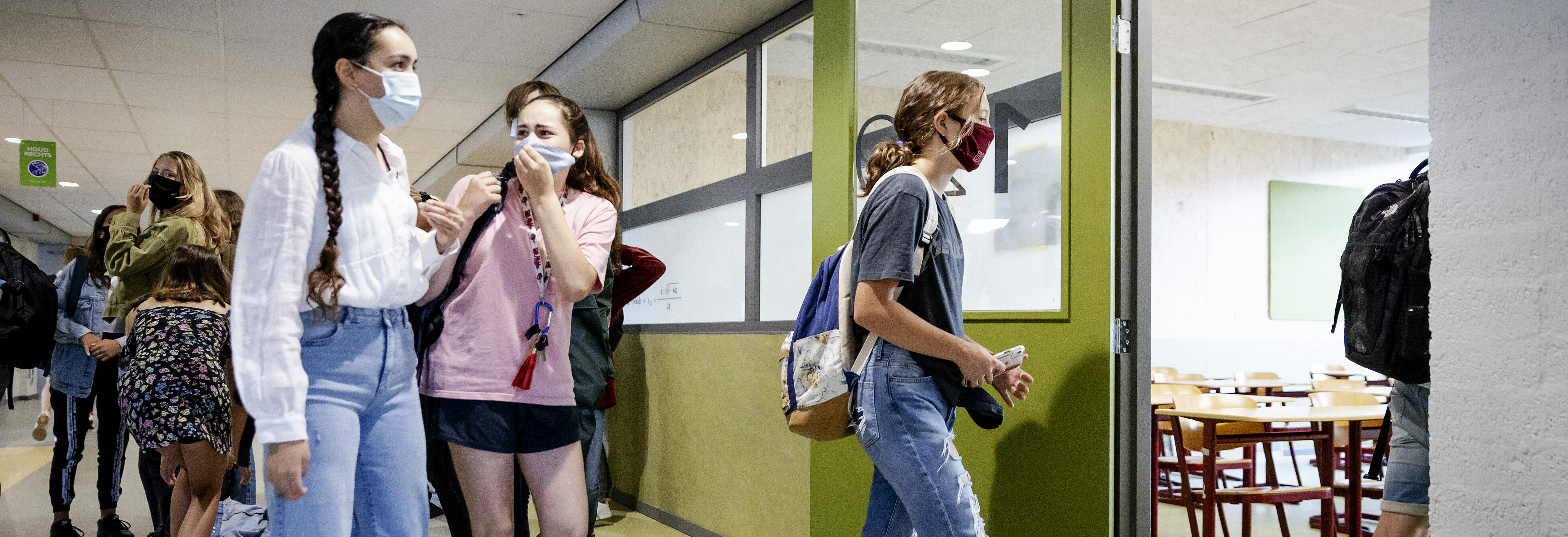Een foto van middelbare scholieren met een mondkapje