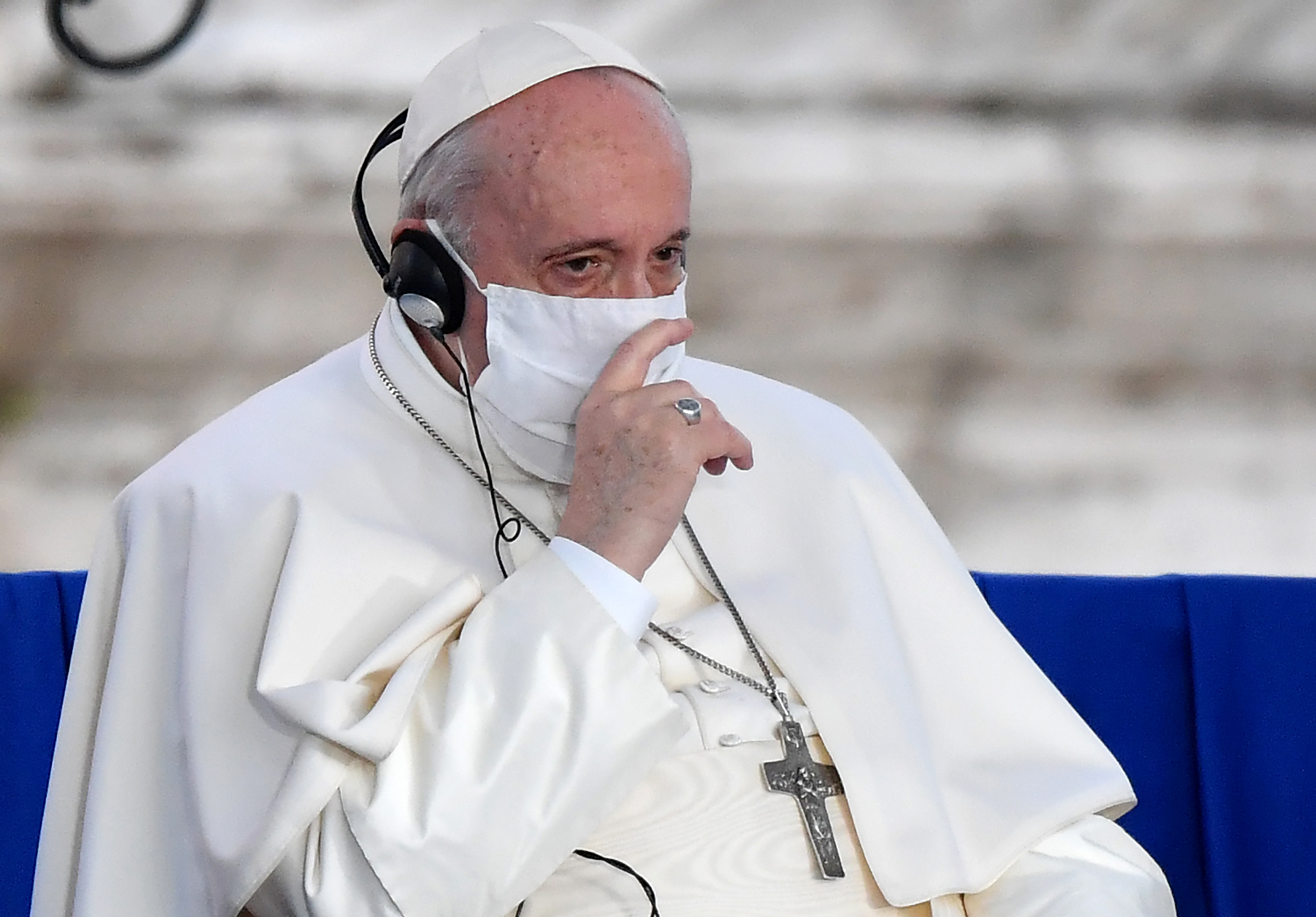 Een foto van de paus met een mondkapje