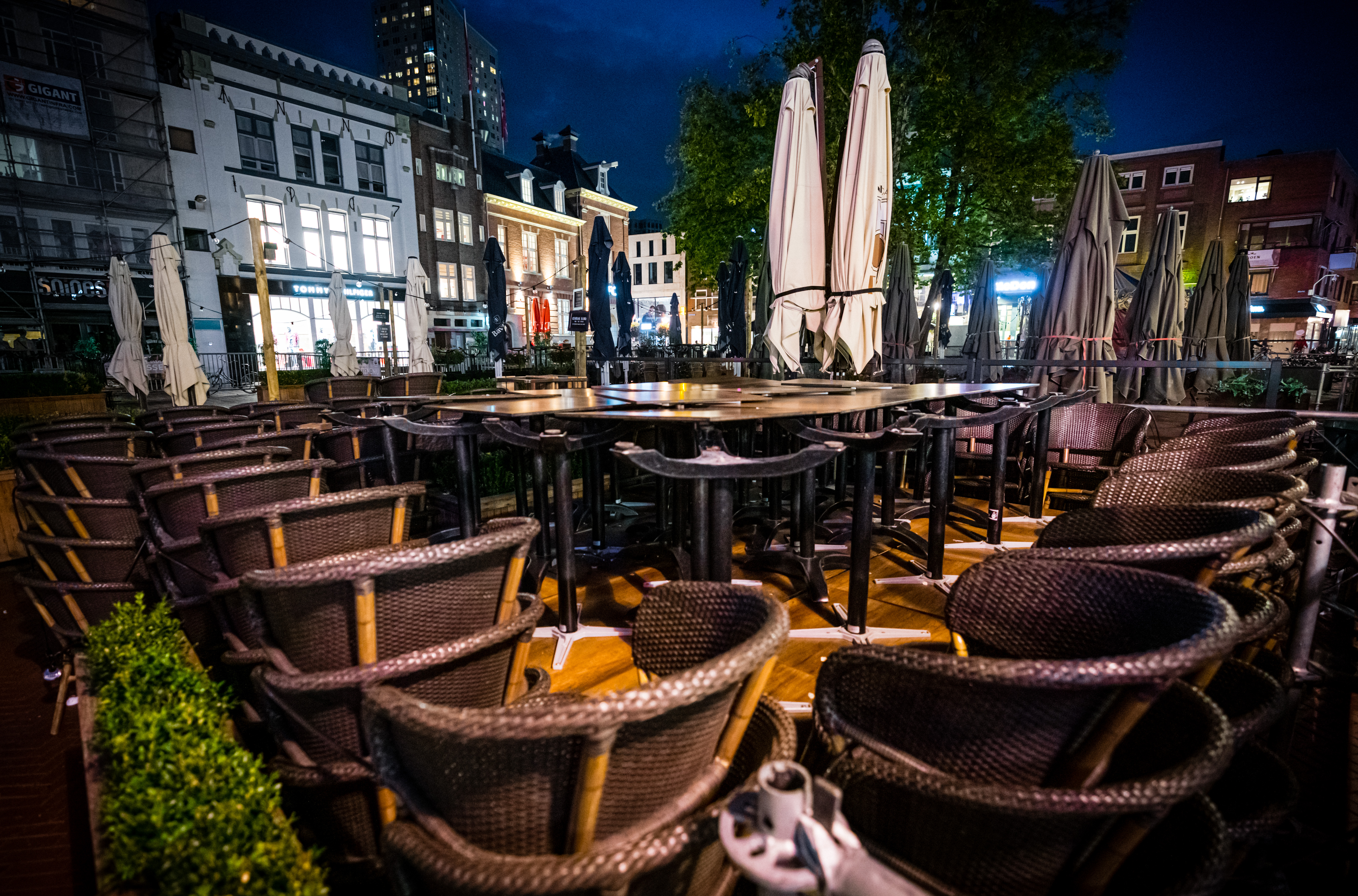 Een foto van opgestapelde stoelen van gesloten restaurants