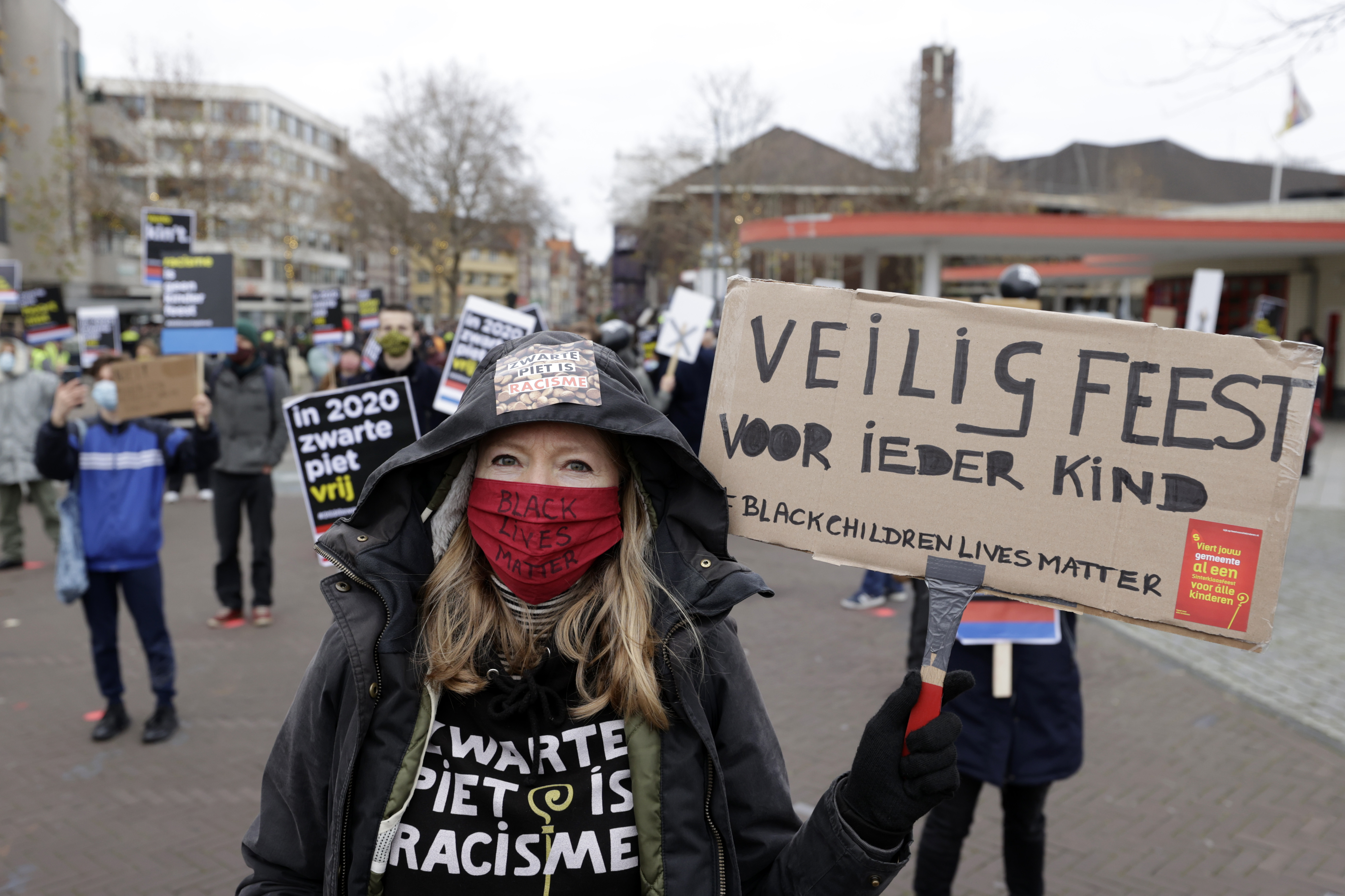 Een foto van iemand bij de demonstratie tegen Zwarte Piet in Venlo.