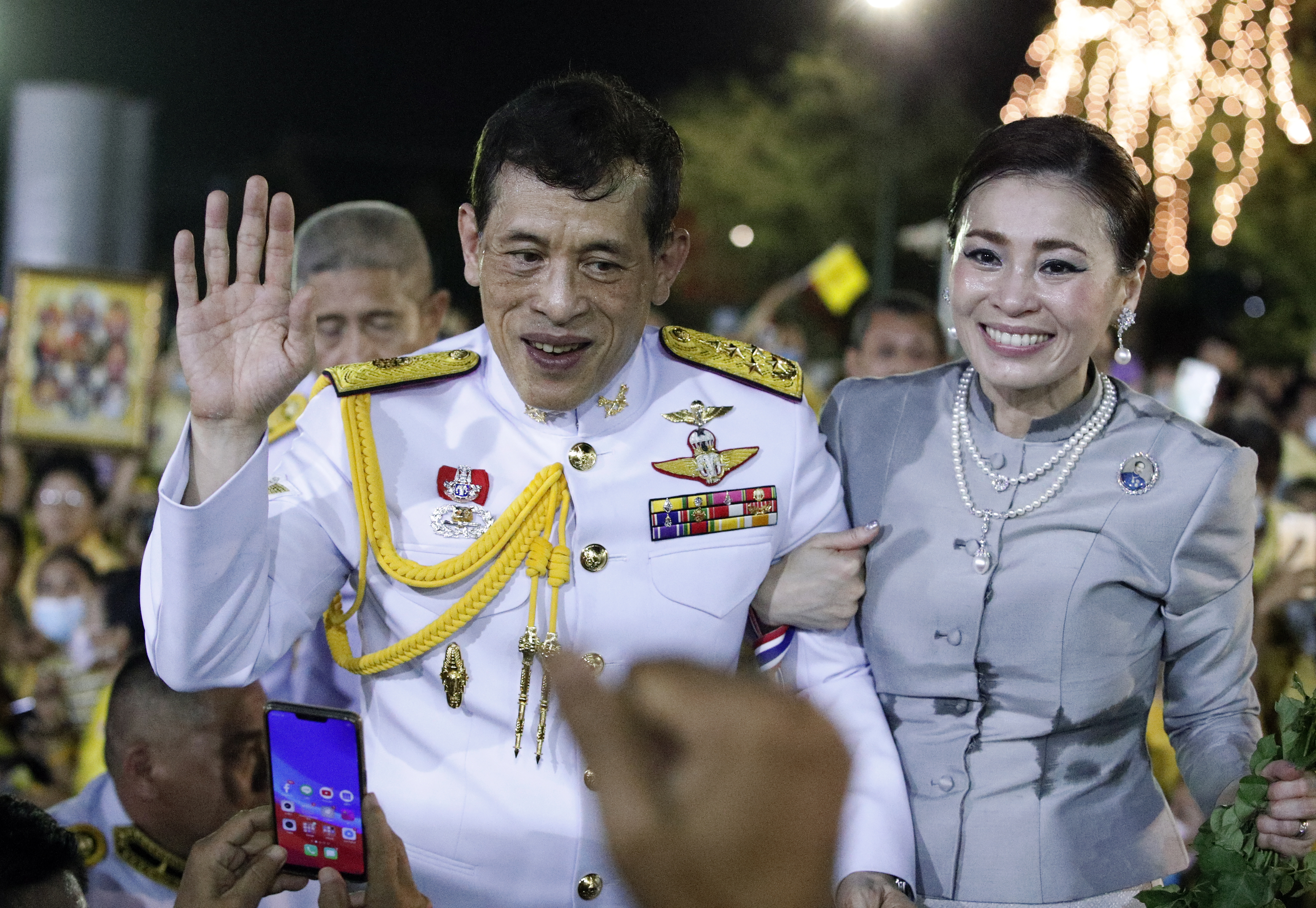 Op deze foto is de Thaise koning te zien met zijn vrouw.