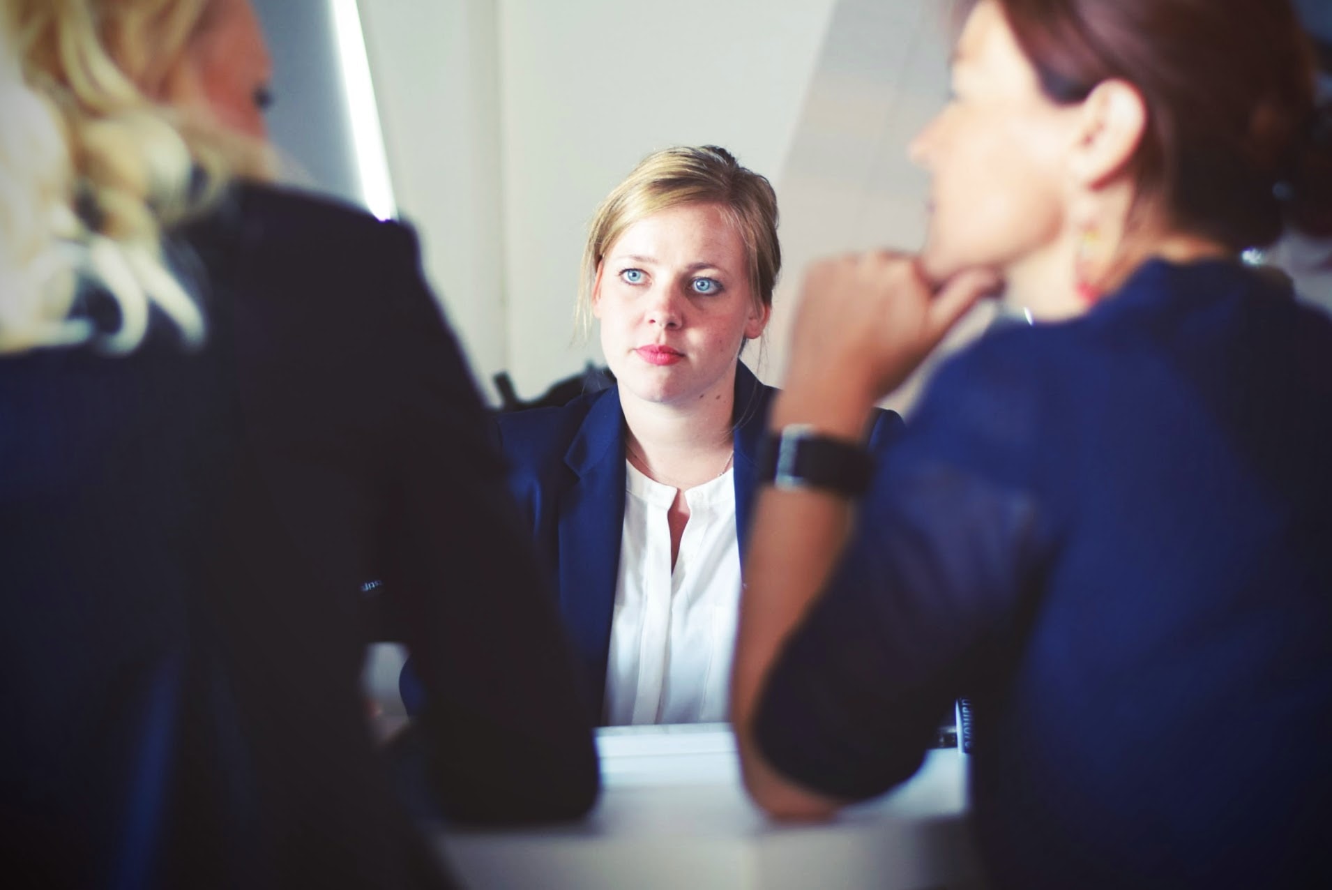 vrouw is bezig aan sollicitatiegesprek