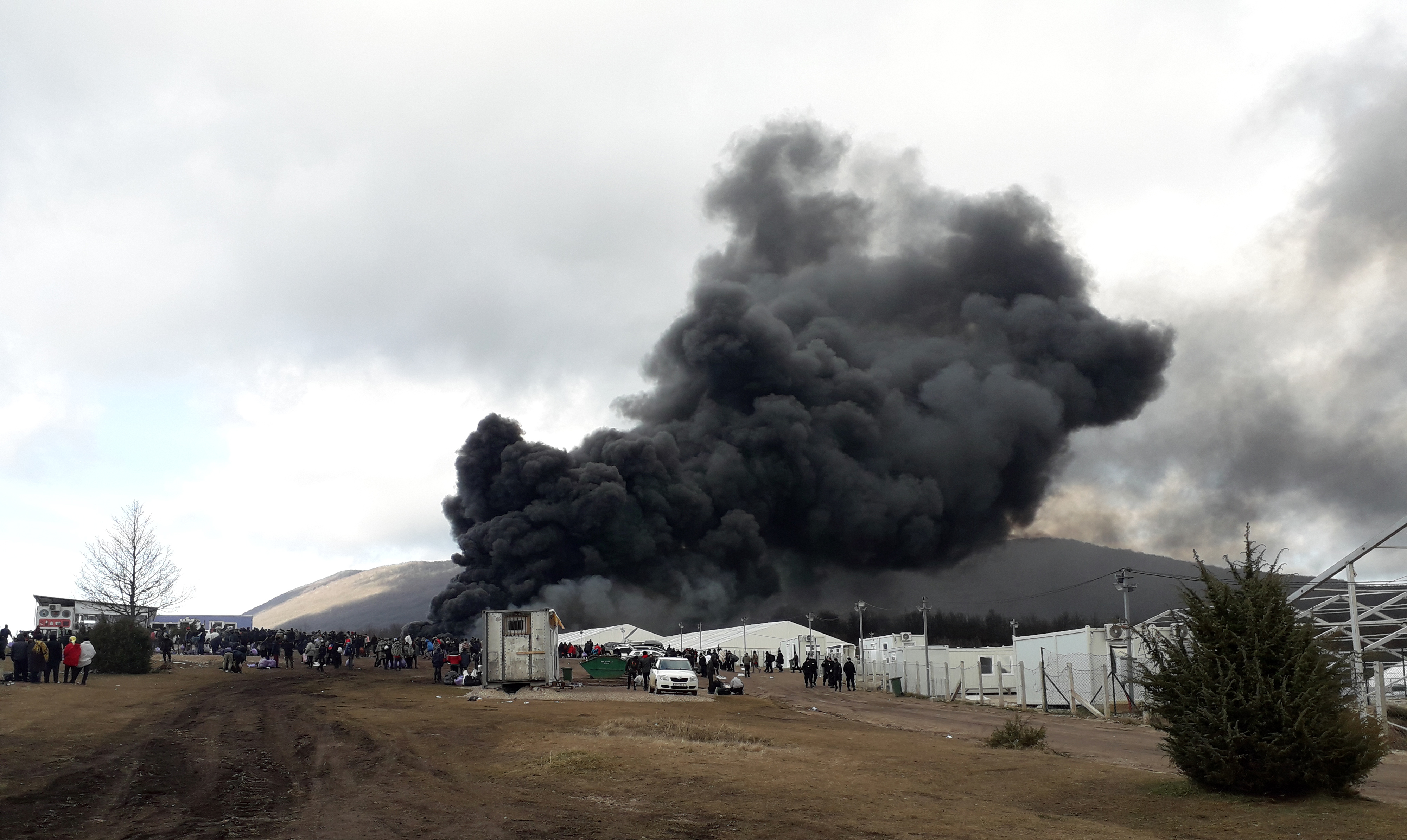 Vluchtelingenkamp Lipa brandt af