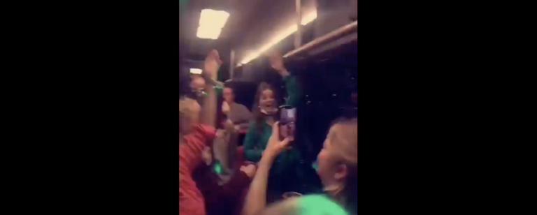 Screenshot van het filmpje, studenten van Vindicat feesten in een bus.