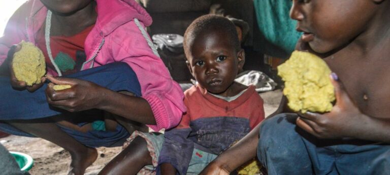 Een foto van inwoners van Congo waar honger wordt geleden