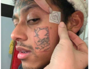 Amerikaanse man laat Albert Heijn-logo op gezicht tatoeëren