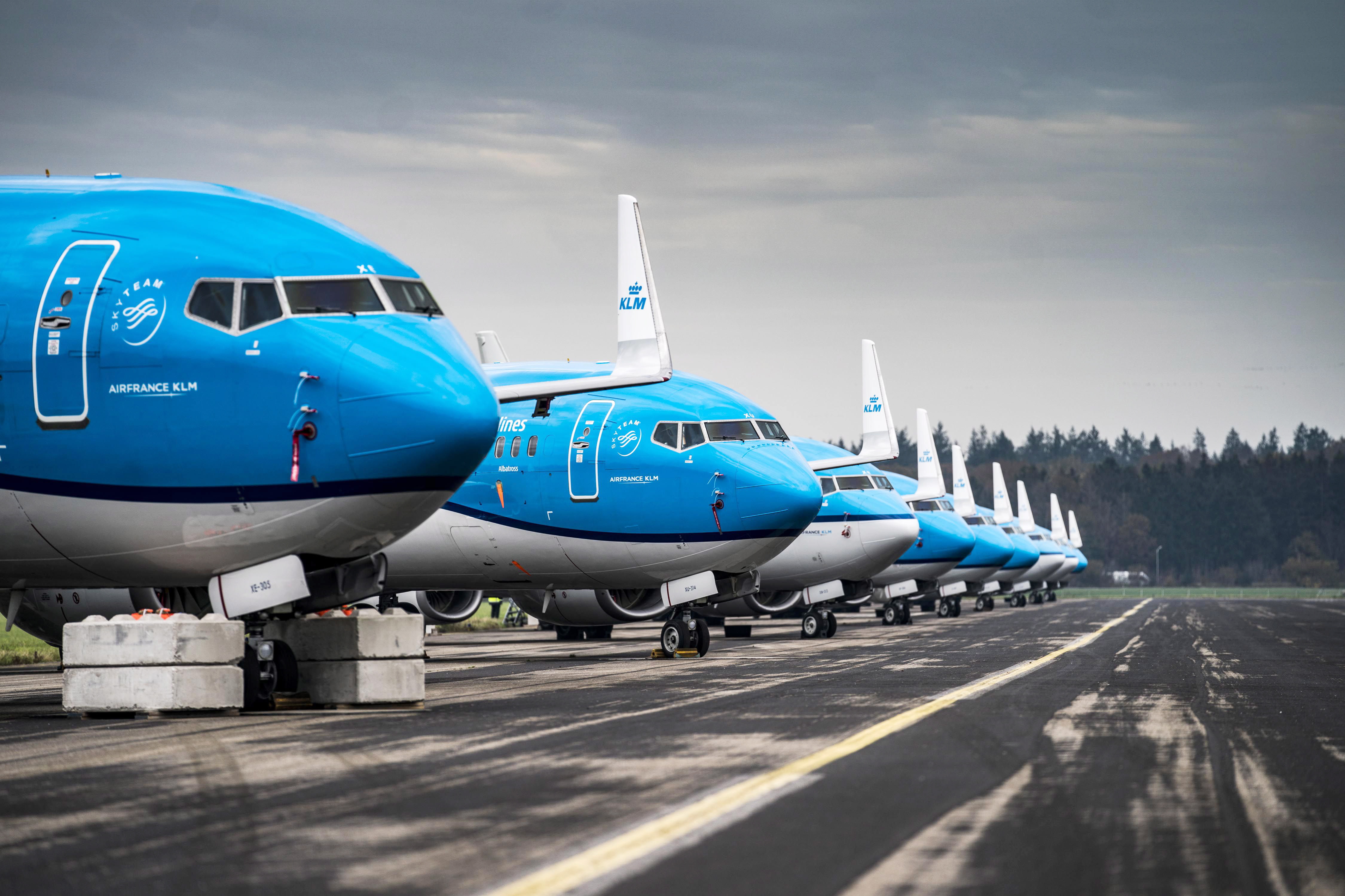 Een foto van aan de grond staande vliegtuigen van KLM