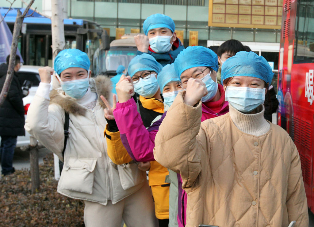 Een foto van zorgmedewerkers in de Chinese stad Shijiazhuang.
