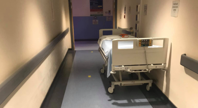 Op deze foto zie je een 'lege' hal van een van de ziekenhuizen volgens een corona-ontkenner