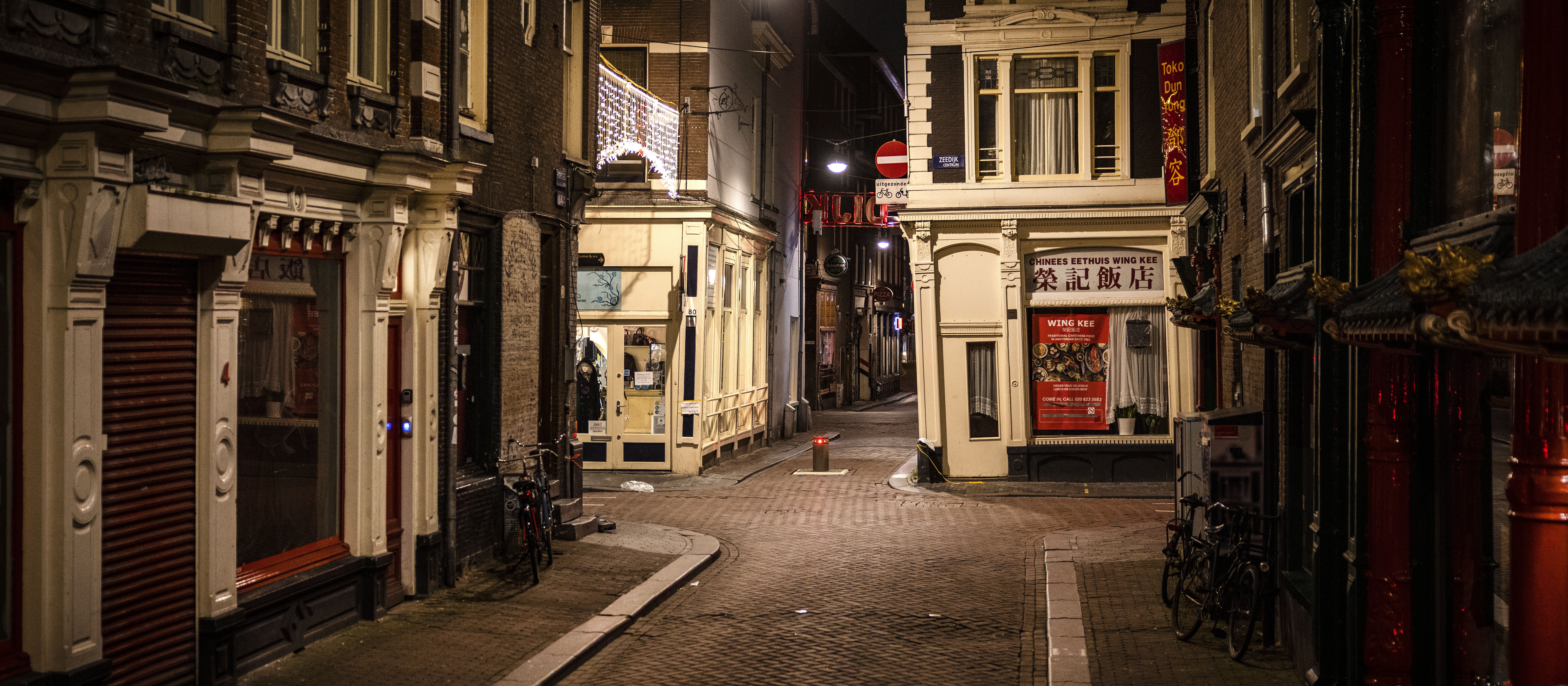 Een foto van lege straten in Amsterdam terwijl de avondklok nog niet is ingevoerd