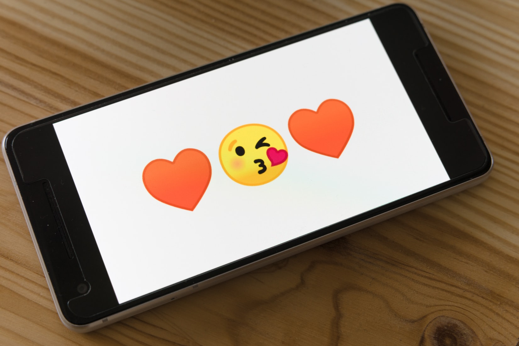 Een telefoon met emojis.