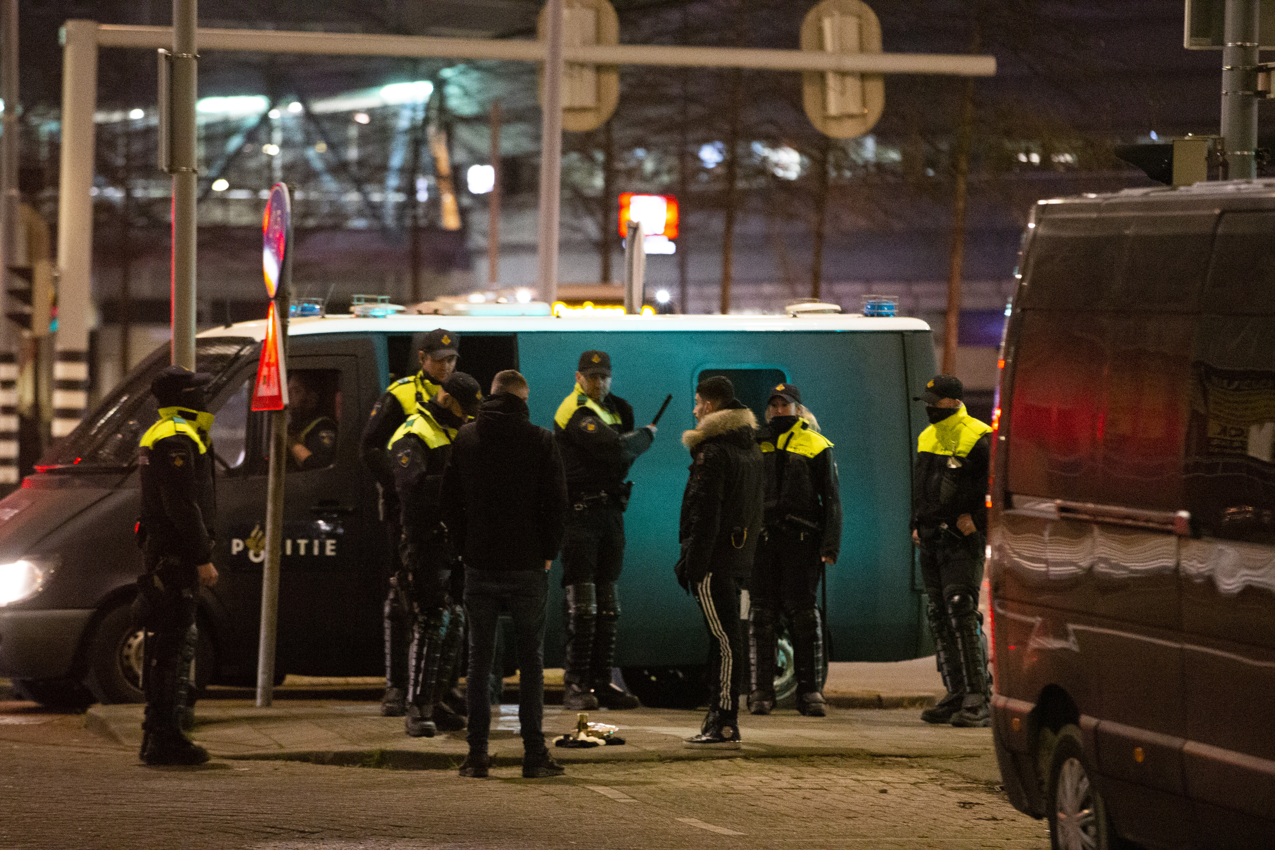 Politie houdt 17 mensen aan in Rotterdam