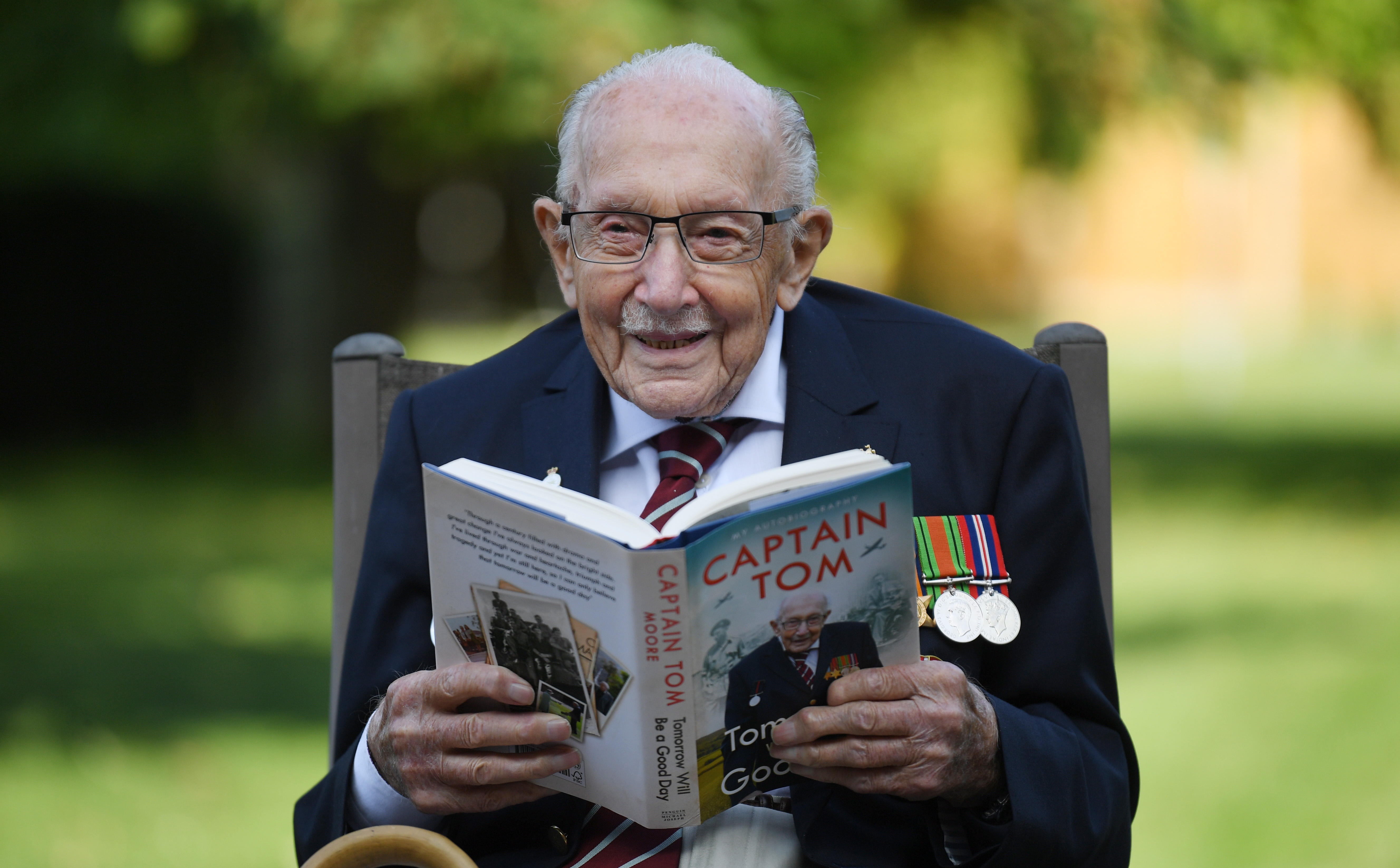 Captain Tom (100) overleden met corona, zo reageert de wereld