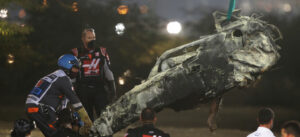 Een foto van het overgebleven stukje auto na de crash van Grosjean