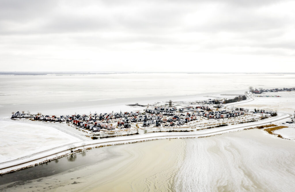 Een foto van winter in Uitdam vanuit de lucht, maar dooi komt eraan