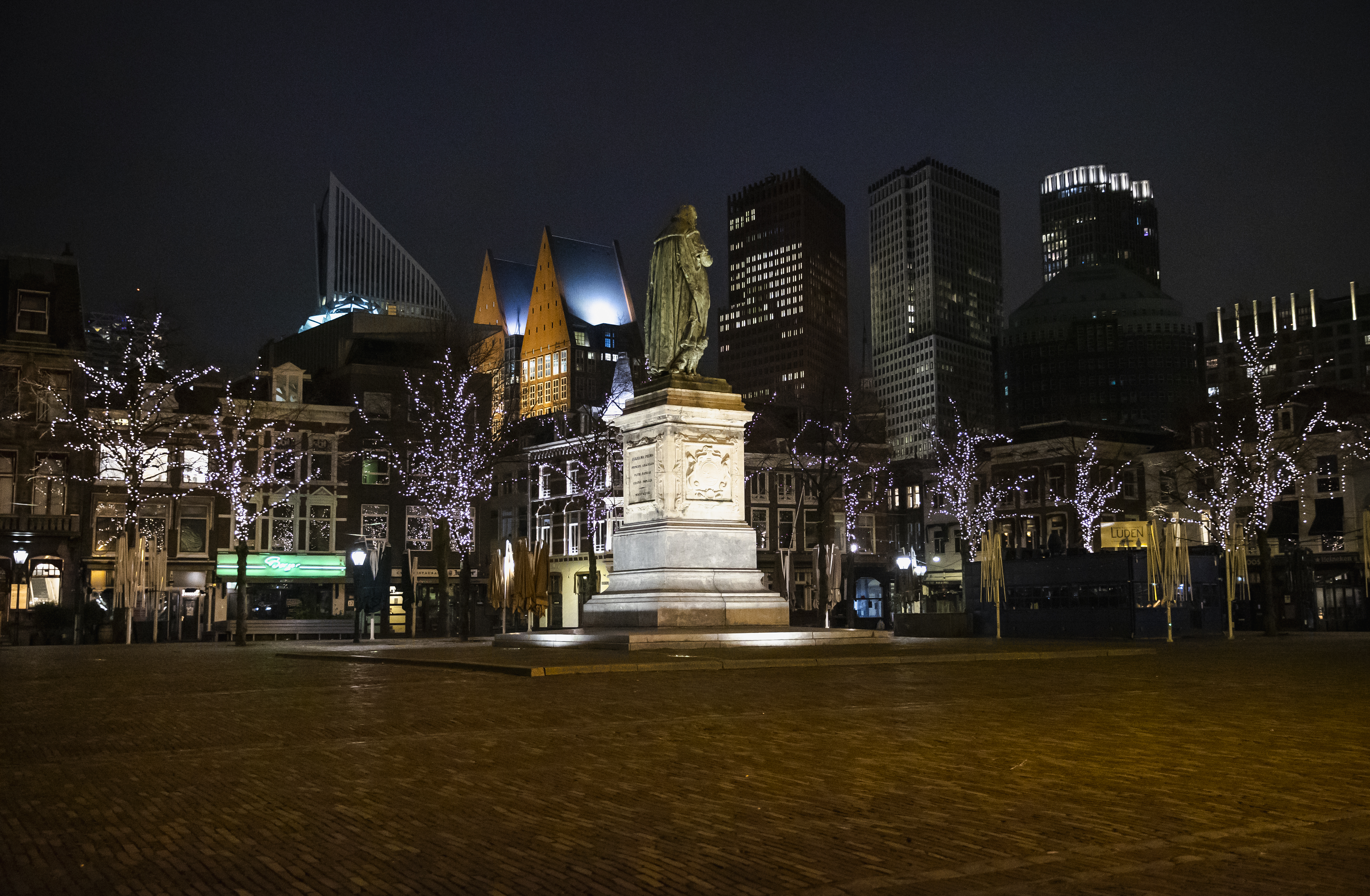 Het is rustig in Den Haag na ingaan van de avondklok.