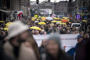 Omsingelde betogers in Amsterdam verplaatst met bussen