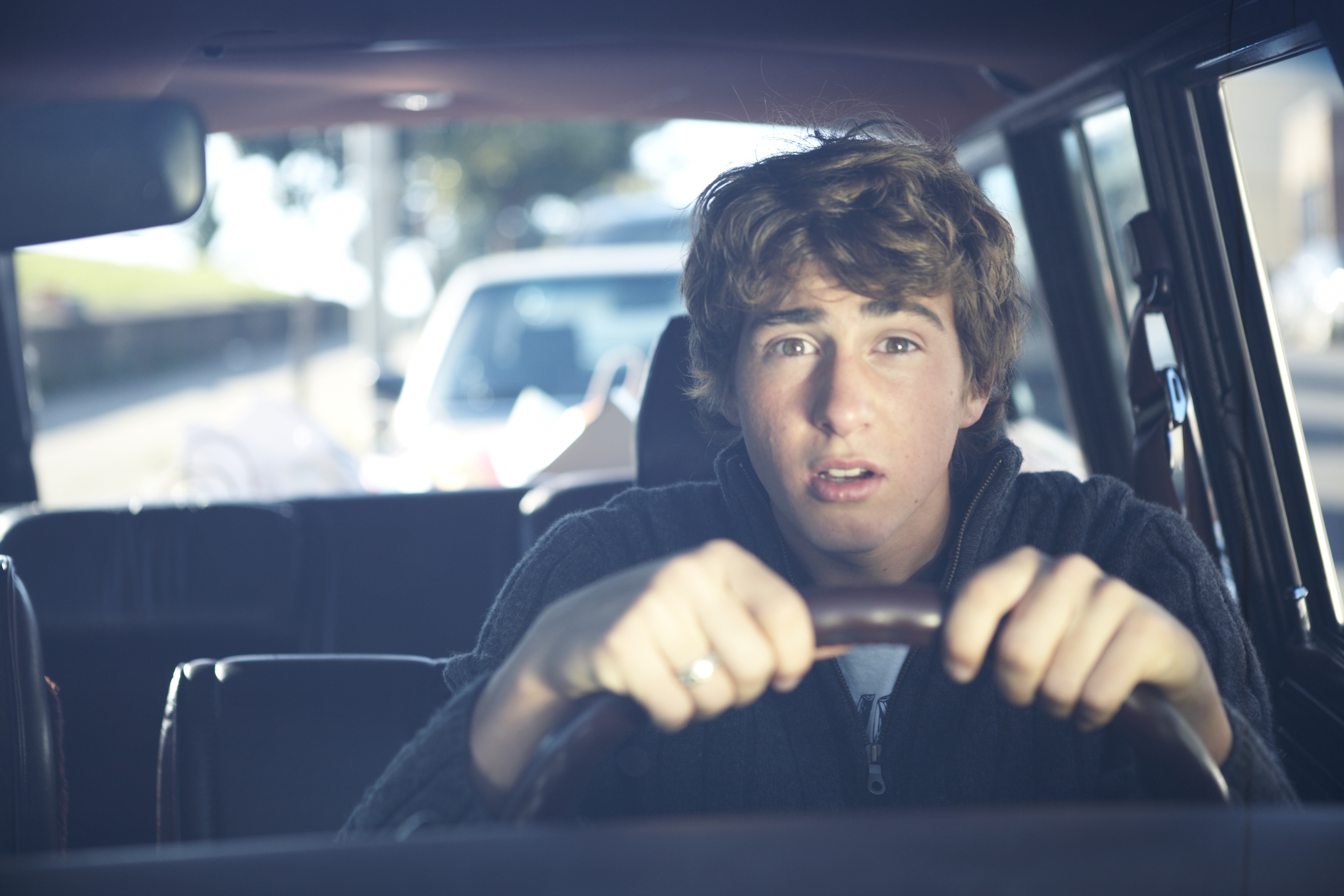 Steeds meer jongeren rijden onder invloed van drugs, lachgas en alcohol.