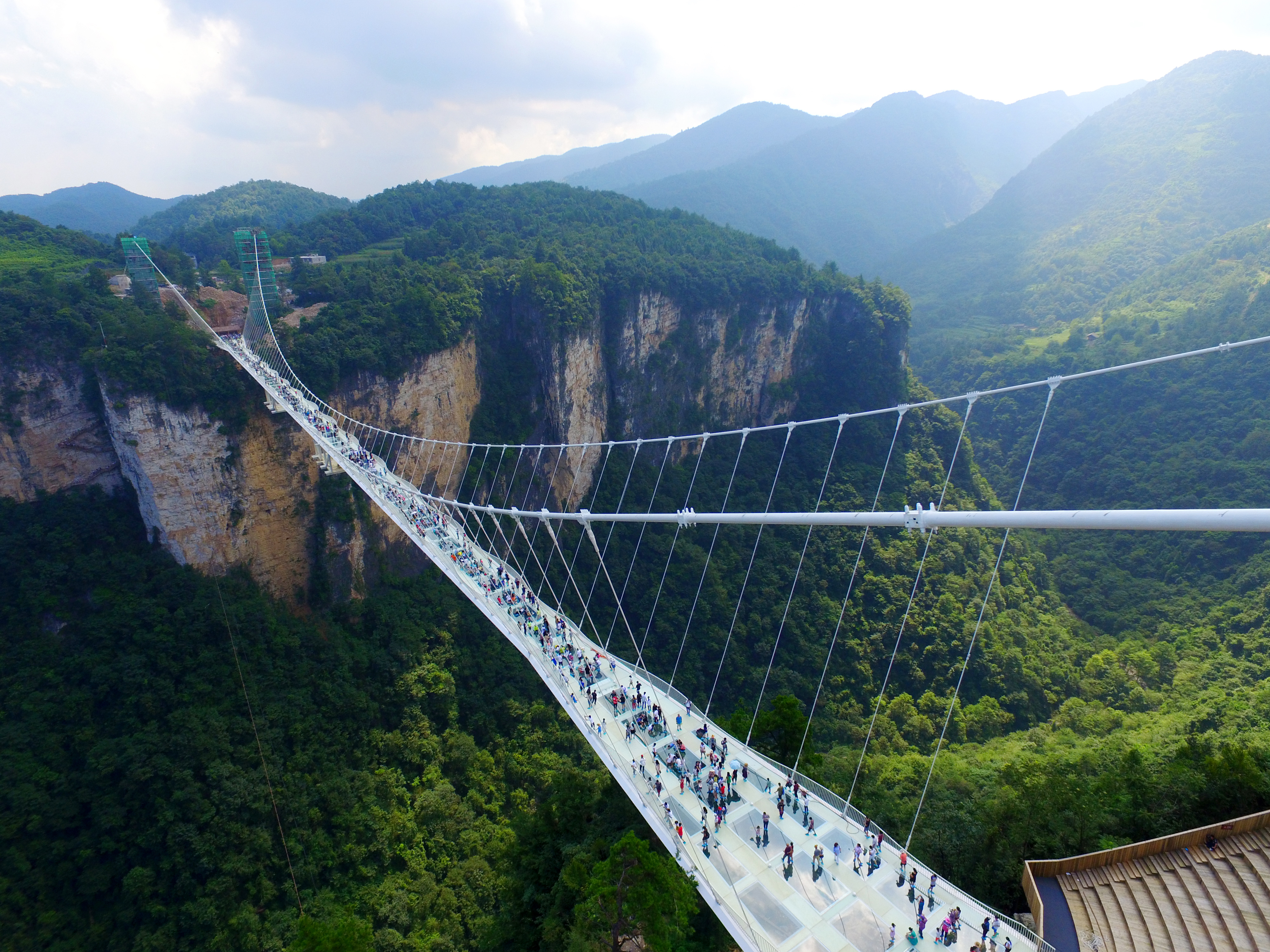 indruk Pessimist Manifestatie Glazen brug bezwijkt door wind: toerist vast op 100 meter hoogte