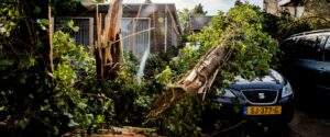 Veel stormschade in Leersum, 10 tot 20 woningen onbewoonbaar door noodweer