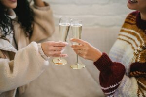 Twee vrouwen proosten met champagne