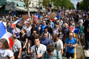 Fransen protesteren tegen de coronamaatregelen.