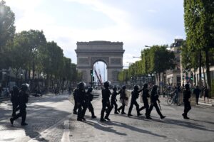 Fransen demonstreren tegen 'voorrang voor gevaccineerden'