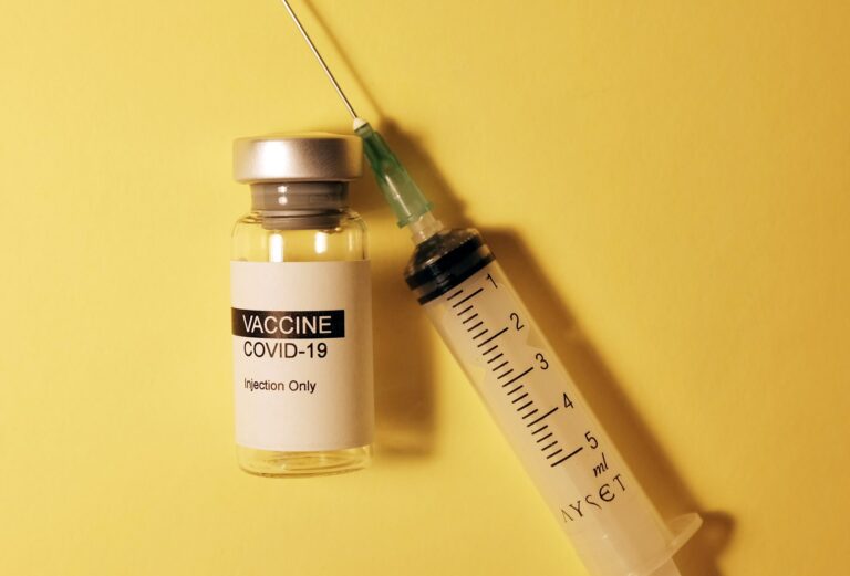 omikron, gevaccineerd gevaccineerden niet-gevaccineerden symptoom onderzoek corona