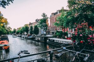 Nederland kleurt donkerrood op Europese coronakaart