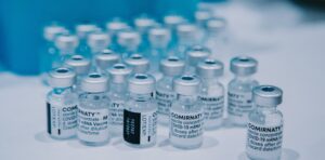 corona vaccin vaccinatie Duitsland verpleegster zoutoplossing
