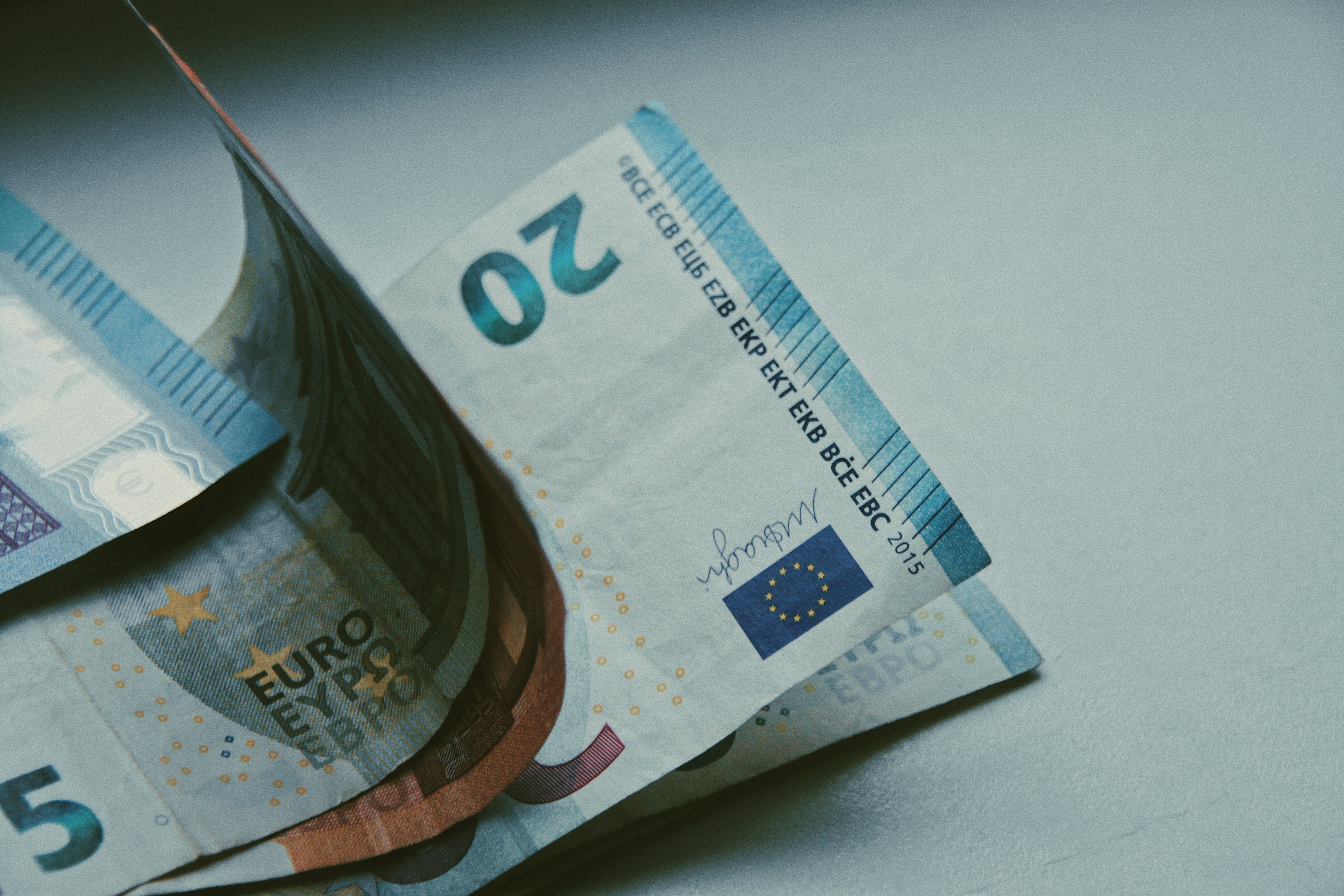 wat betekent inflatie voor spaargeld en portemonnee Sparen in het buitenland steeds populairder: 12,3 miljard aan Nederlandse euro's op buitenlandse banken sparen in buitenland