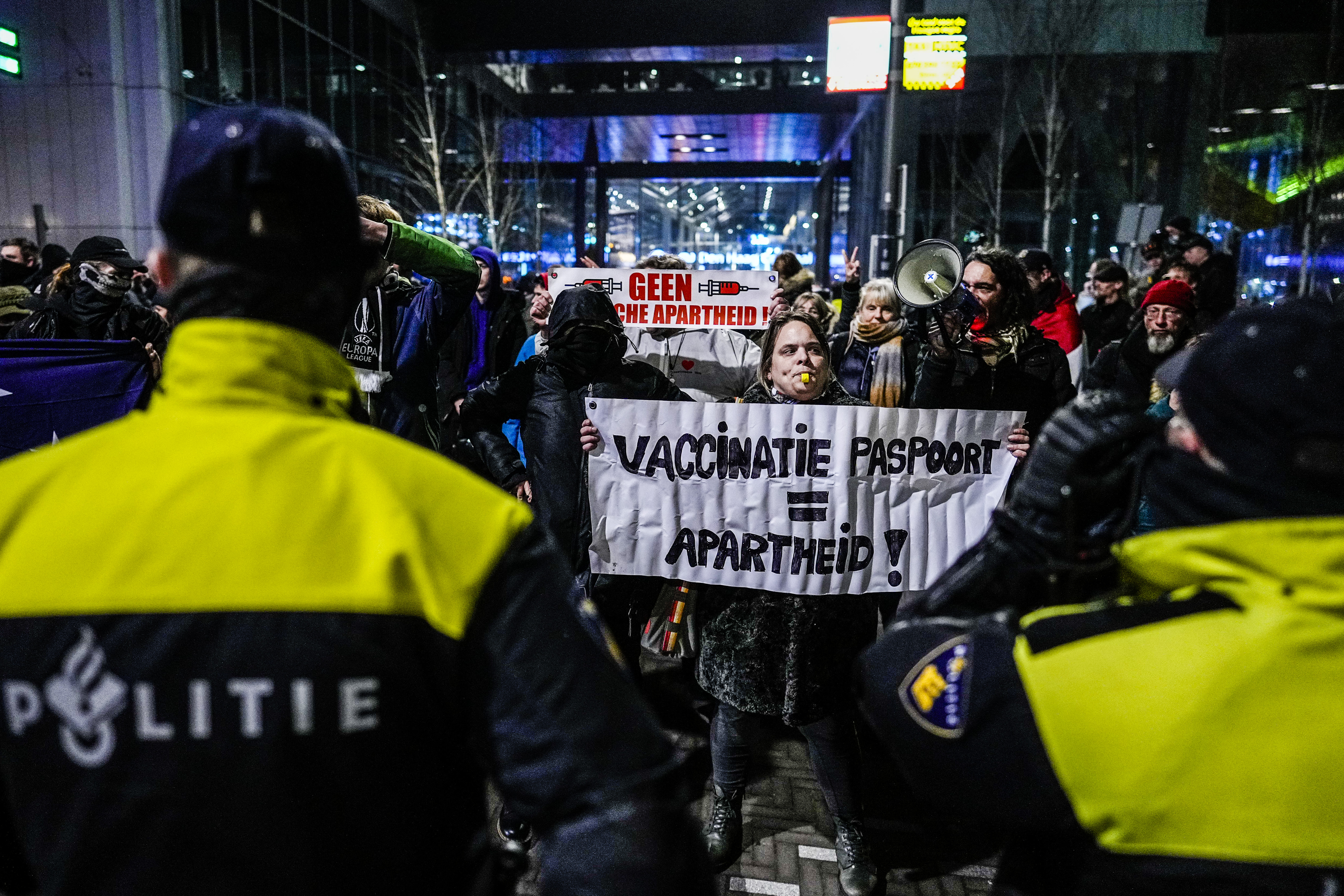 Demonstranten houden een lawaaiprotest tijdens de persconferentie in Den Haag
