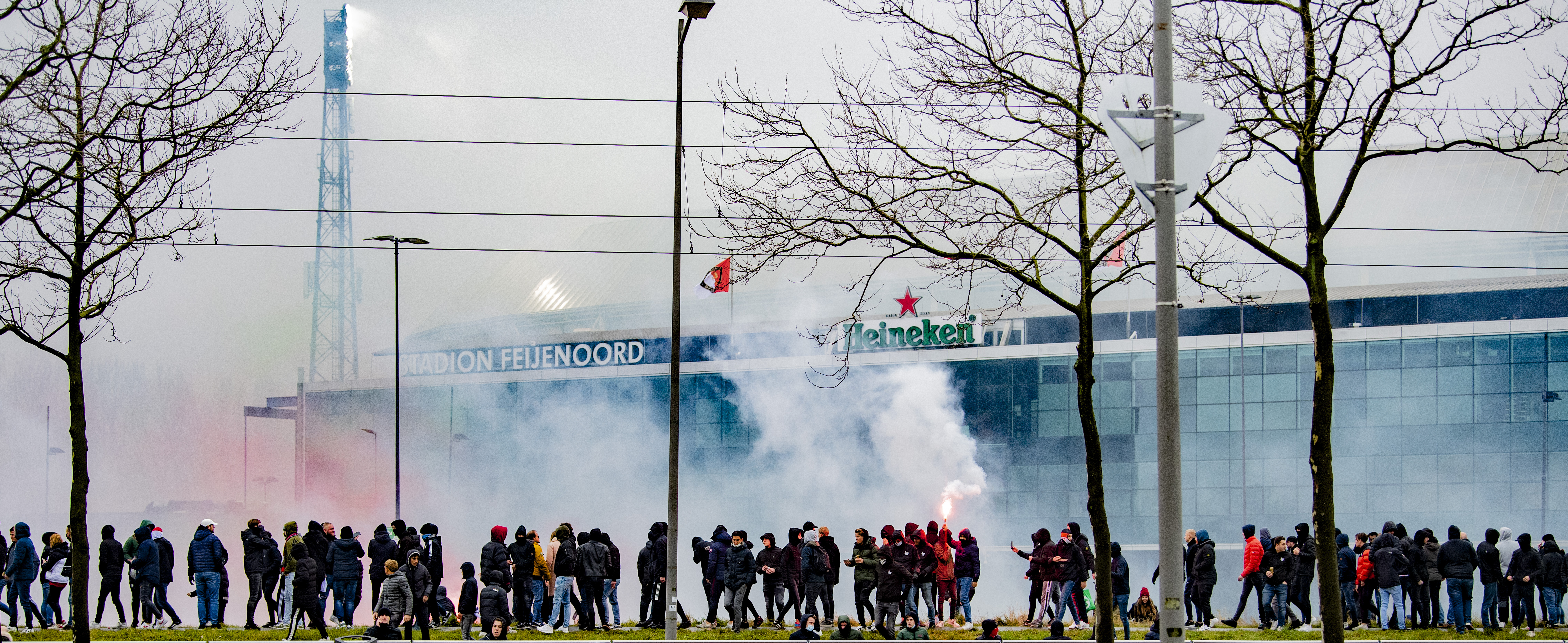 Supporters Feyenoord bij Kuip voor Klassieker