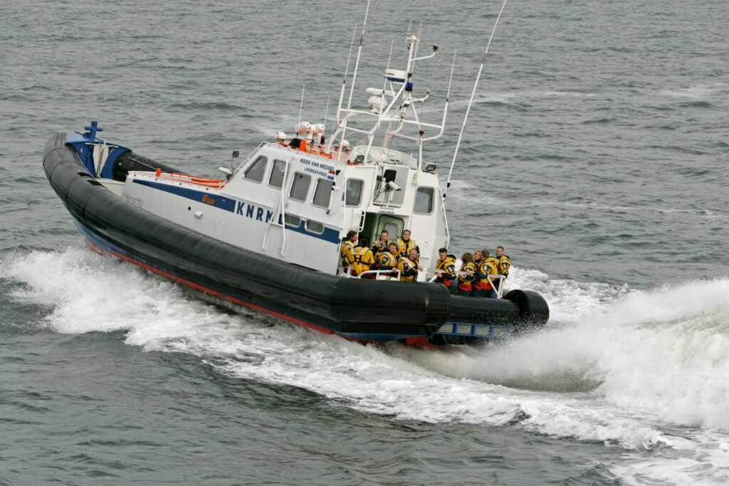 Reddingsactie voor kust van IJmuiden na botsing schepen, iedereen gered.