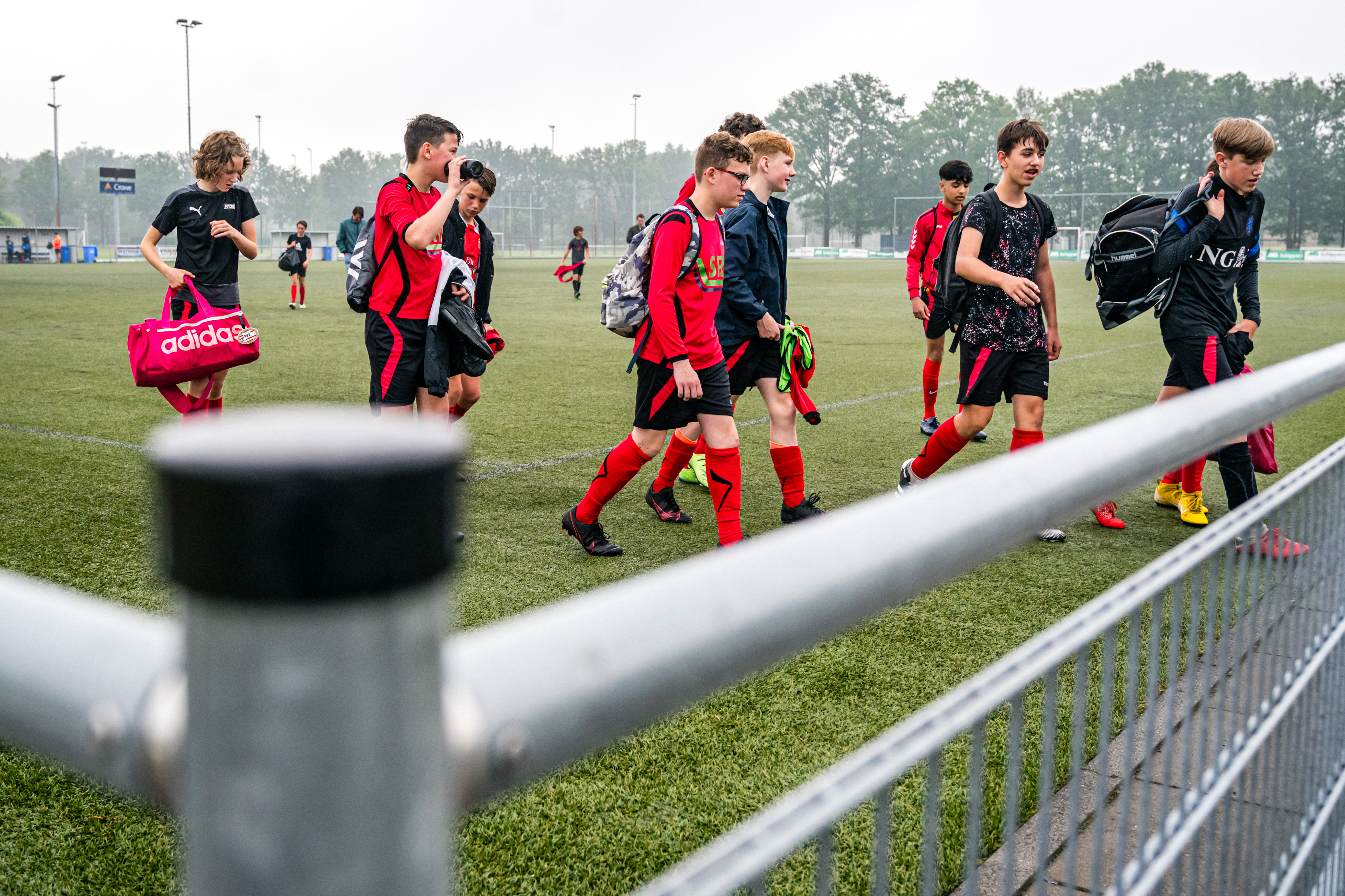 jongeren buiten sporten coronamaatregelen