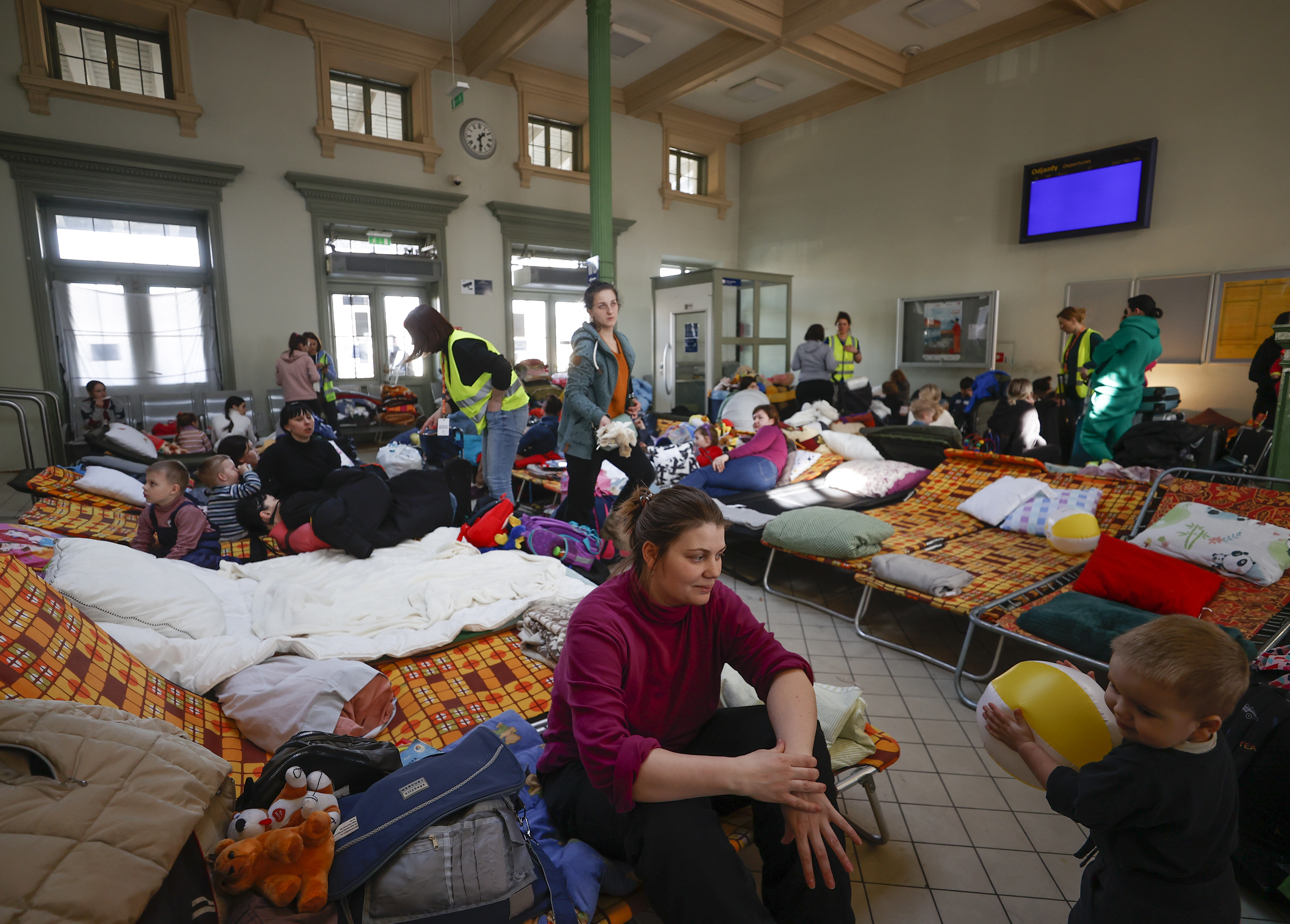 Oekraïense vluchtelingen verblijven tijdelijk in een station bij de Poolse grens.