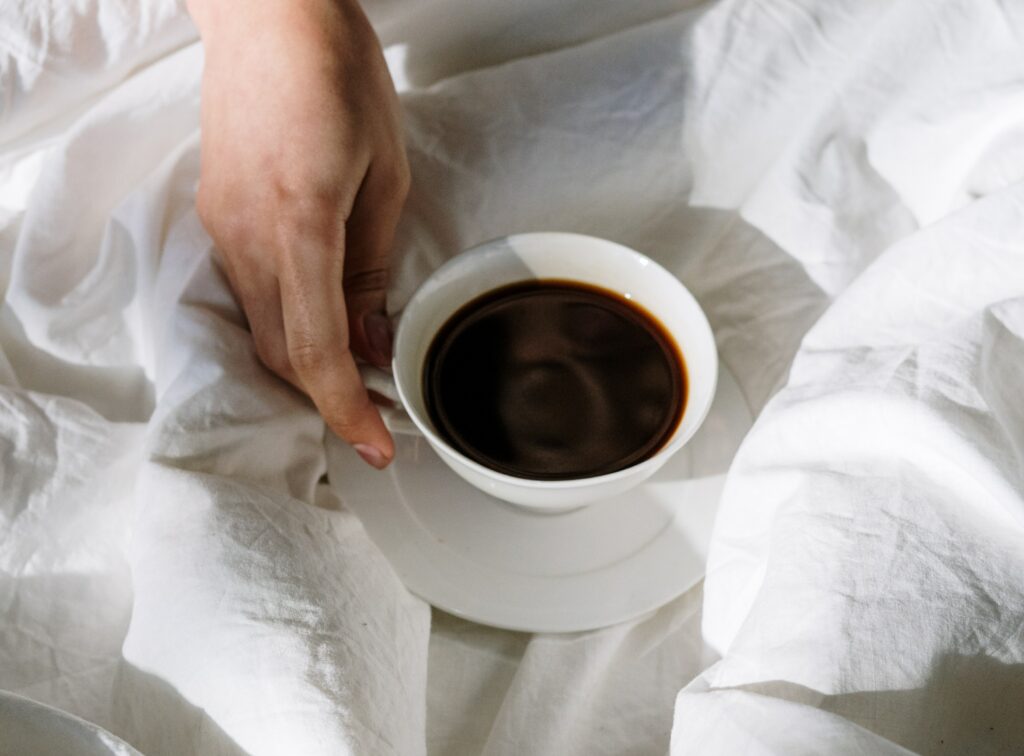 koffie, slapen, cafeïne Dit zijn de voordelen van een koffie-dutje