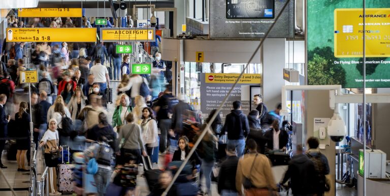 vluchten schrappen Schiphol personeelstekort KLM