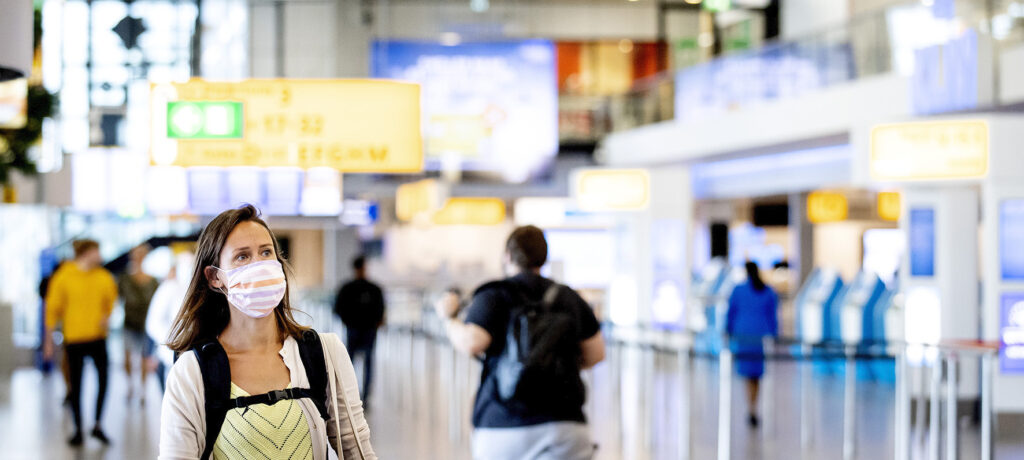 TUI schiphol drukte vliegveld vliegtuig mondkapje mondkapjesplicht