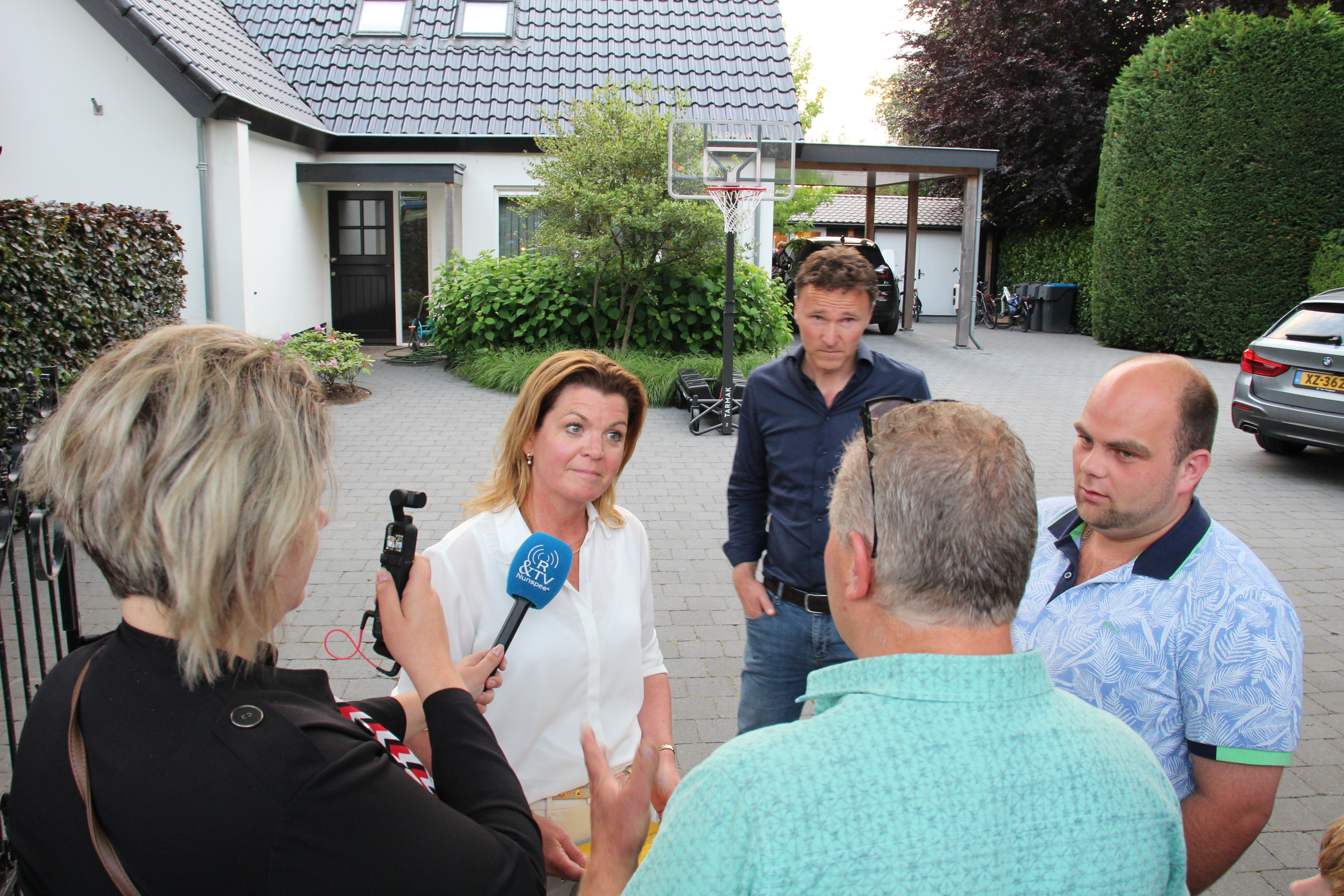 Minister Van der Wal ging tijdens het onverwachte bezoek in gesprek met de boeren.