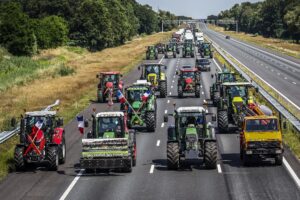 schiphol, tractor, boeren, boerenprotest, snelweg, blokkade, extinction rebellion, klimaatactivisten
