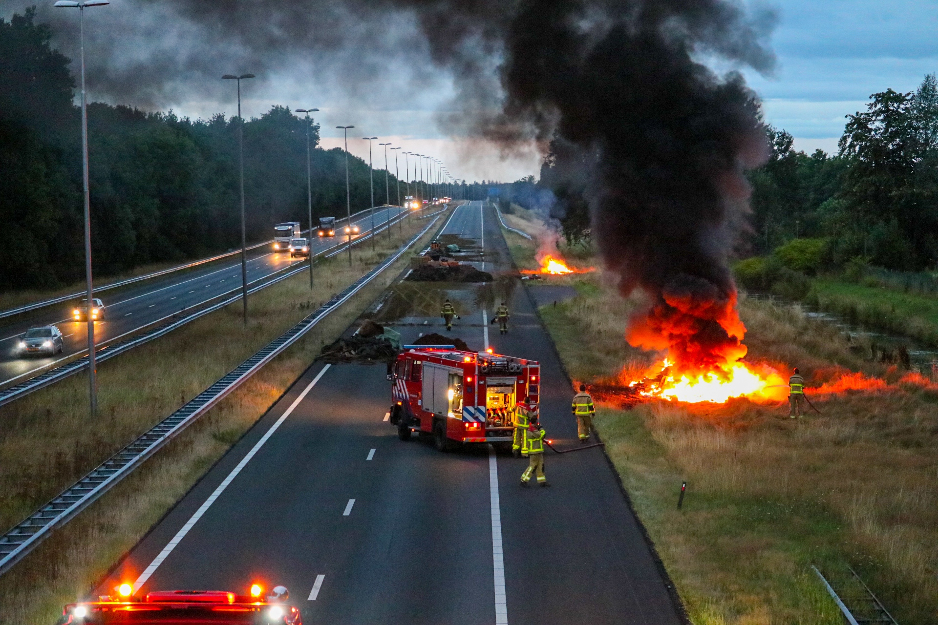 Boeren staken hooibalen langs snelwegen in brand tijdens boerenprotesten afgelopen week.