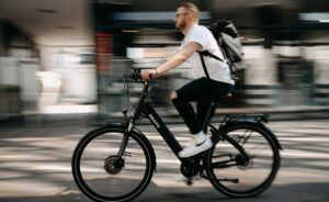 E-bike elektrische fiets helmplicht snorfietser helm