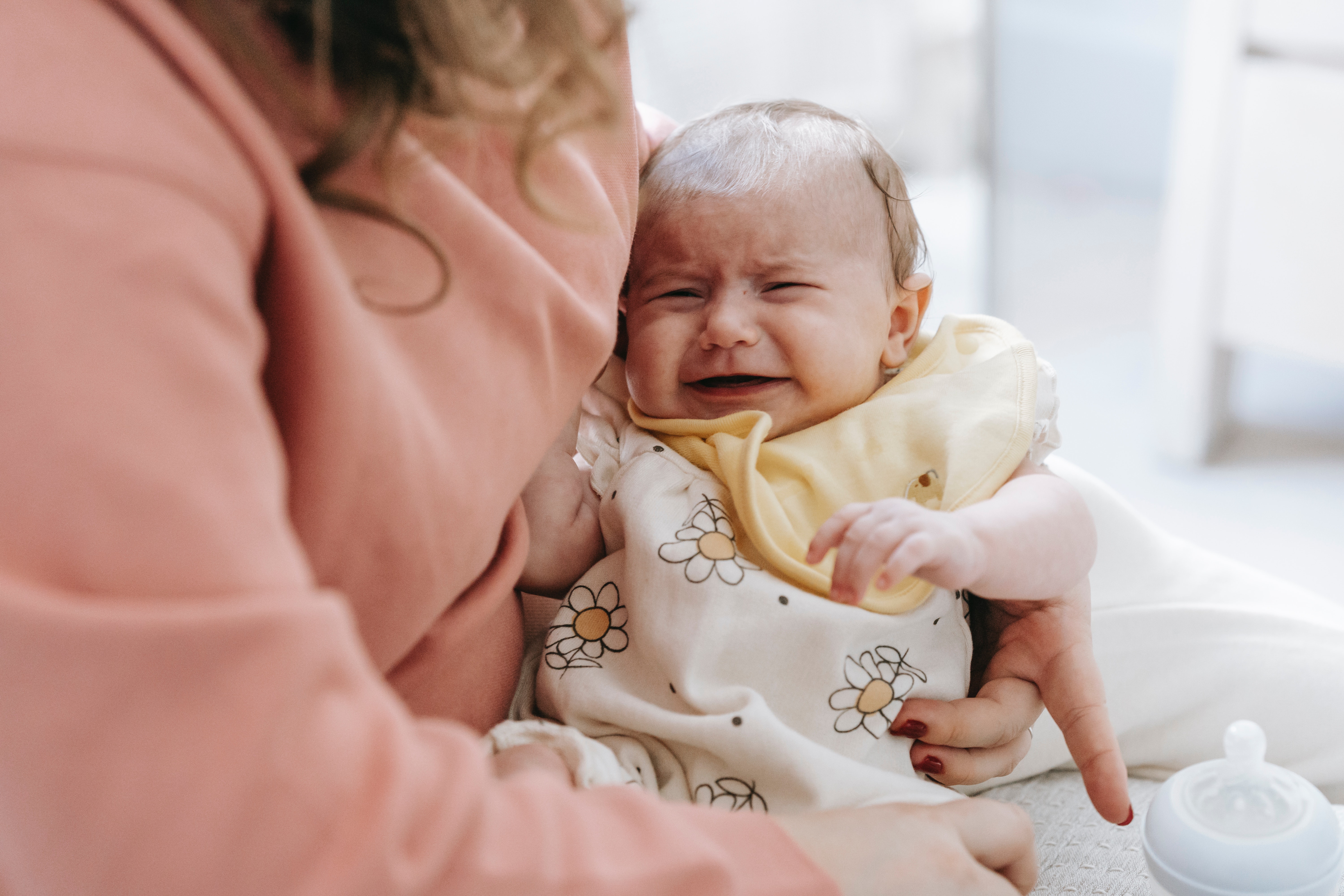 baby huilen kind opvoeding krijsen kalmeren moeder wetenschap