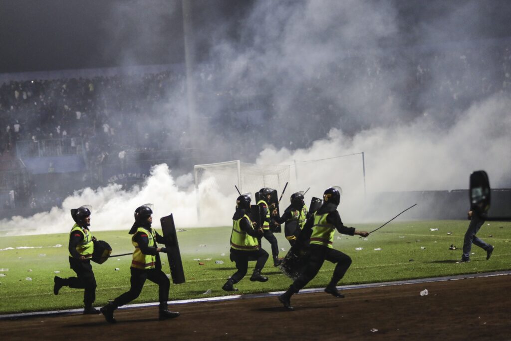 129 tewas setelah kerusuhan di pertandingan sepak bola di Indonesia